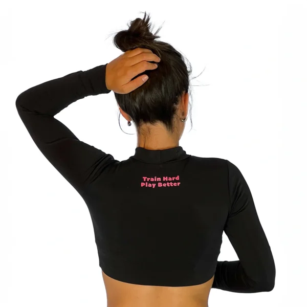 Comfortable black crop top with long sleeves and +50 SPF by WOW Sand for athletes.